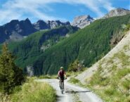 Sulla militare oltre St. Ours.