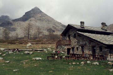 Il Ristoro vicino al Lago Muffè, in fondo la p.ta Torretta