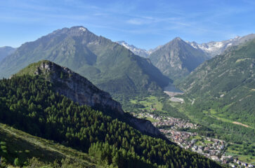 Salendo al Monte Corno vista sulla cima Lausa ,in primo piano, e la conca d'Entracque