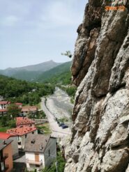 vista su Barchi e il fiume Tanaro dall alto della parete
