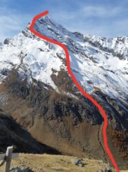 La cresta est con la via di salita