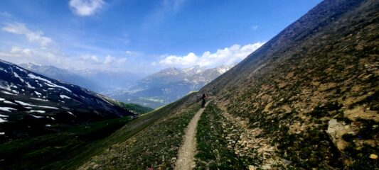 Il lungo traverso verso il colle