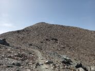 Traccia che, dal colle, sale a destra verso la punta