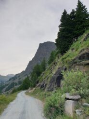 Lo sperone su cui corre la via visto rientrando all'auto