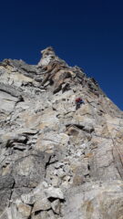 la via corre ora sul filo dello spigolo..