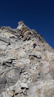 la via corre ora sul filo dello spigolo..