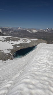 il laghetto glaciale sulla spianata sommitale..