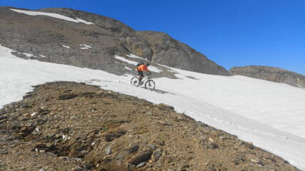 Un po' di divertimento sulla poca neve rimasta  a fine primavera