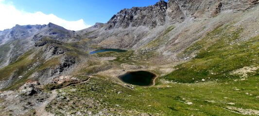 Comoda discesa ai sottostanti laghi dell'Eychassier