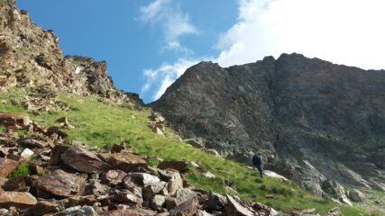 canalino erboso che porta all'attacco