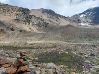 Dalla piana con i laghetti (oggi asciutti), si vede la seconda morena da raggiungere per proseguire su tracce verso la cresta del Pasquale.
