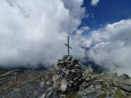 Croce di vetta, pochi metri sotto la vera Punta Fetita
