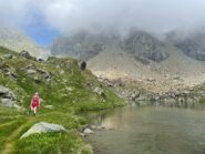 Lago La Manica per il momento a regime standard, in alto pochissime lingue di neve molto piccole però