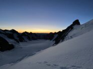 Prime luci del sole risalendo il ghiacciaio 