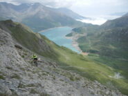 l'impegnativo sentiero di discesa dal Passo della Beccia al lago del Moncenisio
