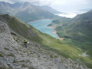 l'impegnativo sentiero di discesa dal Passo della Beccia al lago del Moncenisio