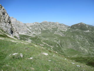 Al centro la Cima della Brignola con la conca del Lago Raschera vista dal Colletto Revelli