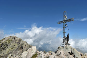 La croce metallica della prima elevazione e cresta di collegamento alla cima principale