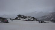 Partenza sci ai piedi: la stazione della cabinovia di Punta Indren alle spalle