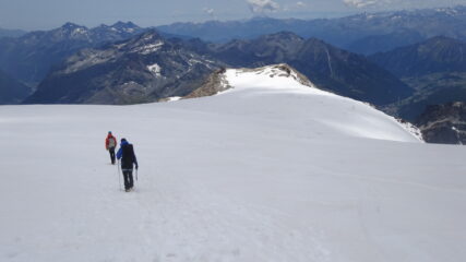 Scendendo dal ghiacciaio del Felik, in vista del rifugio Quintino Sella