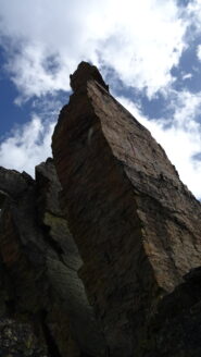 L'elegante campanile da sotto