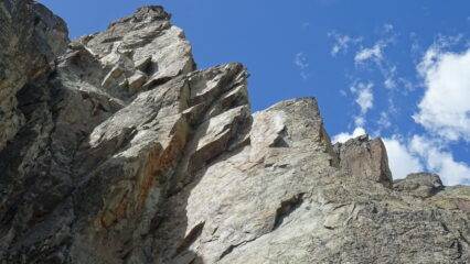 La parte alta dello spigolo vista dalle doppie, in centro la bella fessura di L8