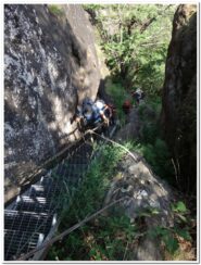 Scaletta metallica sul sentiero panoramico