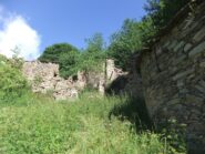 Sentiero tra i ruderi di Poilarocca