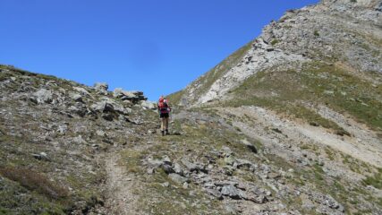 Arrivo al colle, con sullo sfondo la cresta di salita al Flassin