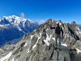 panorama dalla vetta - a sx in basso la stazione di arrivo dell' Index