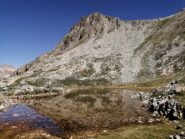 La Cima di Fremamorta si specchia nel laghetto francese