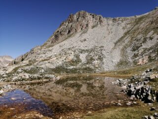 La Cima di Fremamorta si specchia nel laghetto francese
