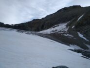 Ghiacciaio e sulla dx spallone detritico di salita.