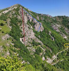 In rosso la dorsale rocciosa dell'Urlo, in blu quella di Kyé e nel cerchio giallo il punto in cui lasciare l'auto