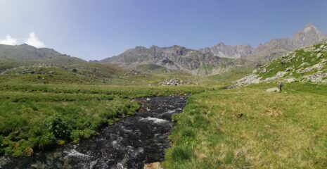 il bell'altipiano prativo sotto il rifugio, con vista Monviso