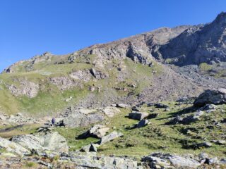 L'inconfondibile spalla erbosa che si risale dal pianoro a quota 2700 m ca.