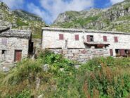 Rifugio con dietro il colle