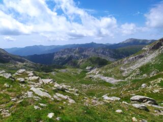 Il vallone percorso visto dal Colle del Pas con il Bertrand e il Missun sullo sfondo