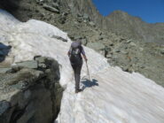 passaggio su neve all'inizio della pietraia