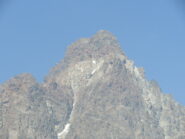 zoom sul Monviso, con segni di frane e crolli