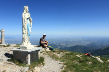 Madonnina di vetta e ghiacciai del Rosa sullo sfondo