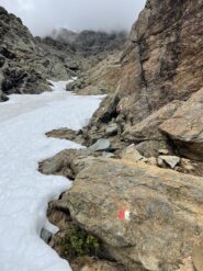 In salita, qualche lingua di neve e abbondanti bolli bianco-rossi.