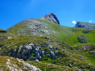 la cima del Castello delle Aquile vista dal Passo Scarason