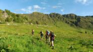 Salendo alla Forcella Rossa con la cresta e le due cime già visibili che percorreremo.