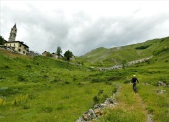 All'inizio del single track sotto la borgata che divalla nel Forneris