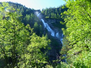 La terza cascata vista dal sentiero 19. E' ben visibile anche il Ponte Chanoux.