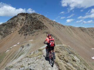 La meta, verso il basso a dx il sentiero che va a valle verso l'alto la traccia di salita