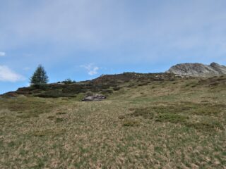 Pendii dal Passo di Larecchio verso la cima con i resti della teleferica