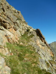 La cengia ascendente verso dx dopo il canalino