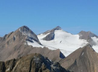 Grieshorn sotto, Rothorn in primo piano e la piramidina del Blinnenhorn già imbiancata